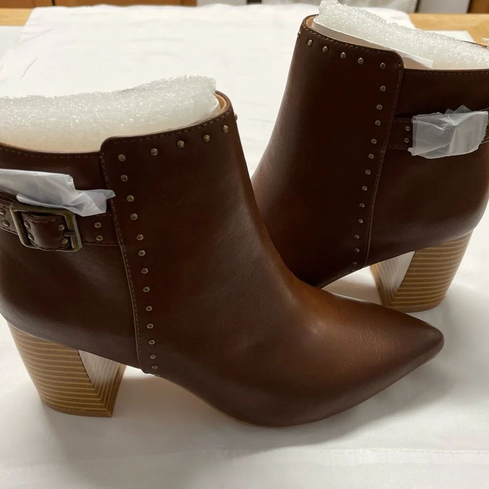 Sleek Brown Leather Ankle Boots with Gold Accents - Picture 3 of 6